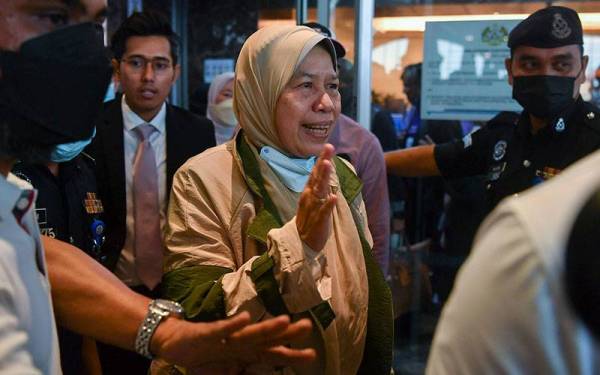 Zuraida tiba di KLIA hari ini selepas menghadiri Persidangan Perintis Ketujuh Gabungan Wanita Global untuk Al-Quds dan Palestin di Turki.   - Foto Bernama