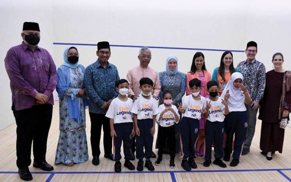 Al-Sultan Abdullah Ri'ayatuddin Al-Mustafa Billah Shah (empat dari kiri) dan Tunku Hajah Azizah Aminah Maimunah Iskandariah (lima dari kanan) bersama sekumpulan kanak-kanak yang menyertai program utama NDO, Little Legends selepas perasmian NDO di Bukit Jalil Golf & Country Resort pada Khamis. - Foto: Bernama