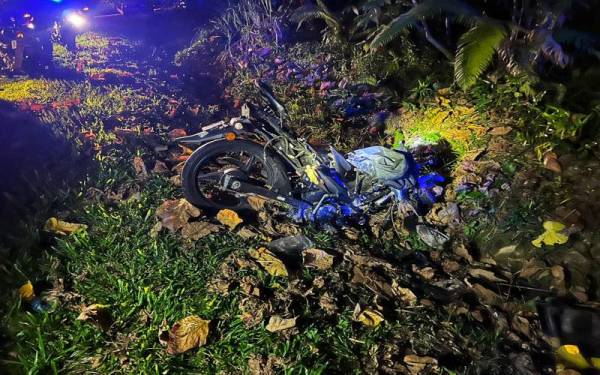 Keadaan motosikal milik mangsa yang remuk akibat kemalangan tersebut. - Foto ihsan PDRM