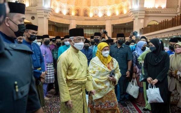 Yang di-Pertuan Agong Al-Sultan Abdullah Ri'ayatuddin Al-Mustafa Billah Shah dan Raja Permaisuri Agong Tunku Hajah Azizah Aminah Maimunah Iskandariah berkenan berangkat pulang selepas Majlis Bacaan Yasin Dan Doa Selamat Sempena Sambutan Ulang Tahun Hari Keputeraan Rasmi Yang Di-Pertuan Agong di Masjid Wilayah Persekutuan.- Foto Bernama