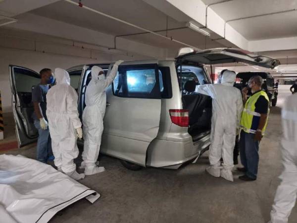 Dua remaja yang dilaporkan hilang oleh keluarga masing-masing ditemukan di dalam sebuah MPV di ruang parkir bawah tanah sebuah kondominium. Foto Ihsan polis. 