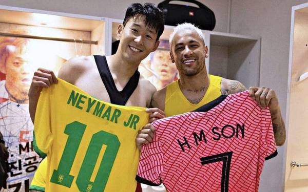 Heung-min dan Neymar selepas perlawanan persahabatan Korea Selatan menentang Brazil di Seoul.