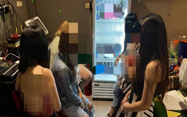 Polis menahan enam wanita Thailand dalam serbuan di sebuah premis di Kuala Lumpur, pada Khamis.