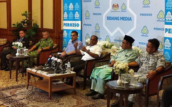 Saravanan (tiga dari kanan) dan Mohammed Azman (tiga dari kiri) ketika sidang akhbar selepas majlis pelancaran Kempen Mencarum Perkeso Untuk Sukarelawan pada Jumaat.