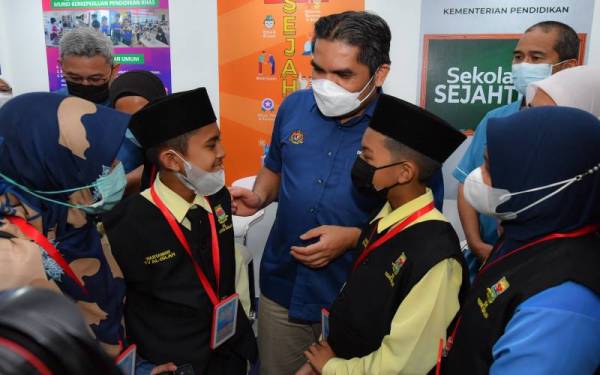 Mohd Radzi beramah mesra bersama para pelajar ketika sesi #tanya DRJ di reruai KPM sempena Jelajah Aspirasi Keluarga Malaysia (AKM) di Kompleks Sukan Negeri Terengganu pada Jumaat. - Foto Bernama 