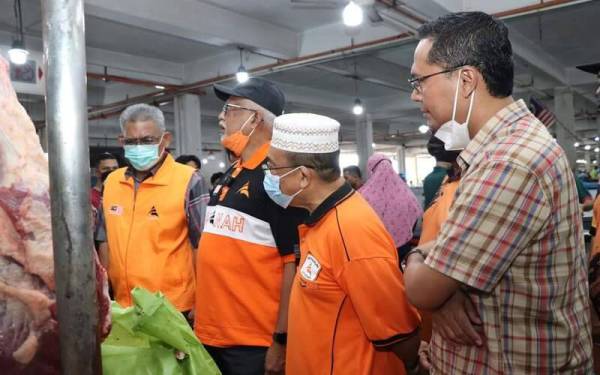 Mahfuz (dua dari kiri) dan Pengerusi Amanah Kedah, Datuk Phahrolrazi Mohd Zawawi (dua dari kanan) bersama pimpinan Amanah Kedah meninjau bekalan dan harga barangan di Pasar Besar Alor Setar di sini pada Jumaat.