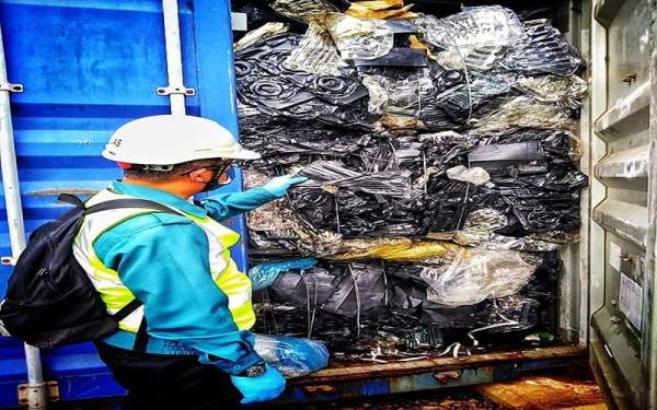 Antara kontena yang mengandungi sisa buangan plastik yang telah diperiksa oleh JAS Pulau Pinang di Terminal Kontena Butterworth Utara (NBCT). - Foto Facebook Dato' Sri Tuan Ibrahim bin Tuan Man