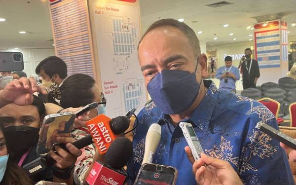 Mohamed Nazir ketika ditemui pemberita selepas sesi diskusi bersama Nazir Razak bertajuk ‘Cabaran Masa Depan’ di Pesta Buku Antarabangsa Kuala Lumpur (PBAKL) di Pusat Dagangan Dunia Kuala Lumpur (WTCKL) di sini, pada Jumaat.