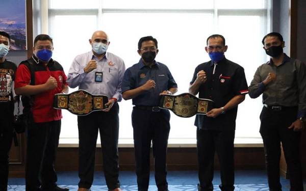 Jalaluddin (tiga dari kanan) memberikan sokongan hebat kepada penganjuran Kejohanan KWP-RXD BULL DBKL Kuda Merah Muaythai Challenge 2022.