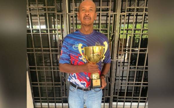 Mohd Zainal memegang rofi Kejohanan Sepak Takraw Veteran Tertutup Johor 2022.