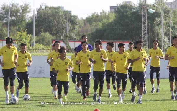 Skuad B-23 negara menjalani latihan menjelang aksi berdepan Thailand, pada Ahad. - Foto FB FAM