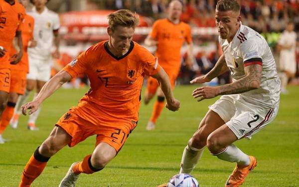 Pertahanan Belgium, Toby Alderweireld (kanan) cuba mengekang asakan daripada pemain Belanda, Frenkie de Jong pada aksi Liga Negara-Negara UEFA di Brussels pada Sabtu. - Foto EPA