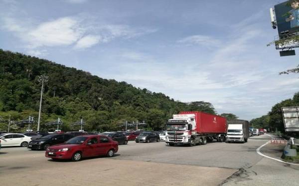 Keadaan trafik sesak di Plaza Tol Gombak pada Sabtu.