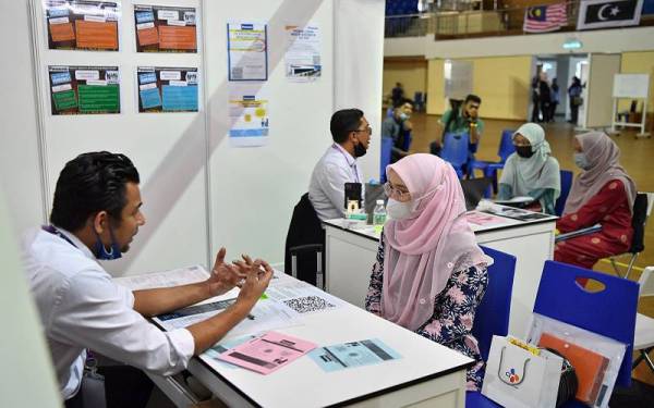 Orang ramai mengunjungi program Karnival Kerjaya Jamin Kerja sempena penganjuran Jelajah Aspirasi Keluarga Malaysia (AKM) di Kompleks Sukan Negeri Terengganu pada Sabtu. Foto Bernama