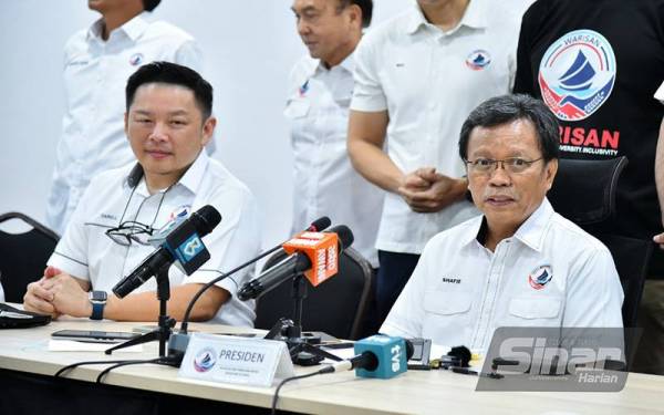 Mohd Shafie (kanan) dan Darell pada sidang akhbar selepas mempengerusikan Mesyuarat Majlis Tertinggi Warisan di Kota Kinabalu pada Sabtu.