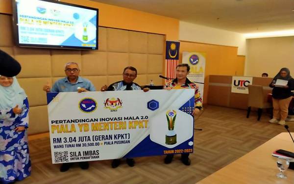 Ismail (tengah) menyempurnakan penyerahan replika cek bernilai RM3.04 juta Pertandingan Inovasi Mala 2.0 Piala Menteri KPKT selepas merasmikan Mesyuarat Agung Tahunan Persatuan Pihak Berkuasa Tempatan Malaysia (Mala) di UTC Perak pada Sabtu.