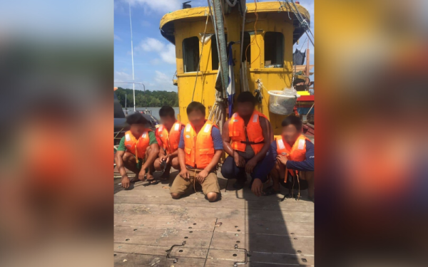 Lima kru warga Myanmar ditahan oleh pasukan Maritim pada pagi Jumaat.