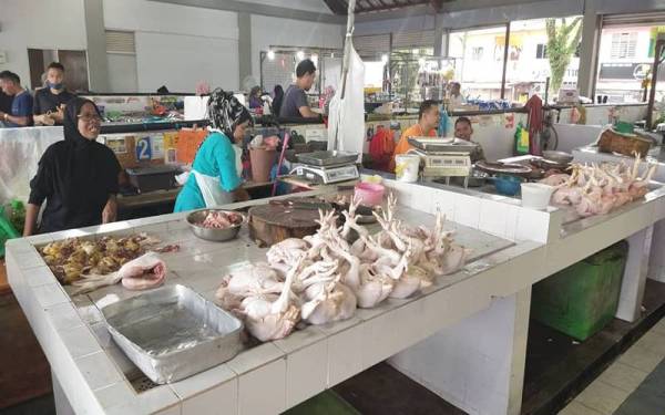 Operasi perniagaan di gerai jualan ayam Pasar Balok, Pahang berjalan lancar selepas peniaga mula menerima bekalan mencukupi daripada pembekal sejak beberapa hari lalu.