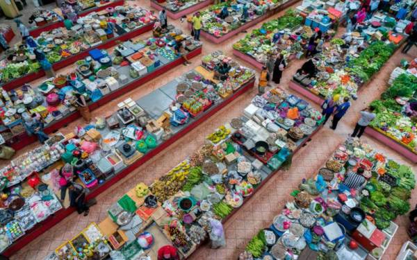 Rakyat Malaysia peruntuk sehingga 70 peratus daripada keseluruhan bakul perbelanjaan mereka untuk penuhi keperluan makanan, perumahan dan pengangkutan. - Foto 123RF