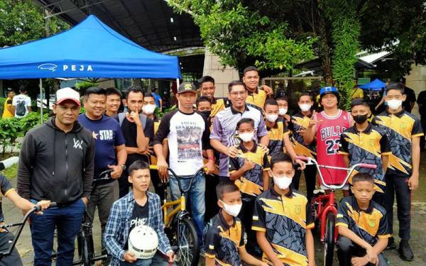 Ahmad Faizal (tengah) bersama sebahagian belia yang hadir ke Program Malaysia Sports League Daerah Kinta di Extreme Park Sunway City pada Ahad.