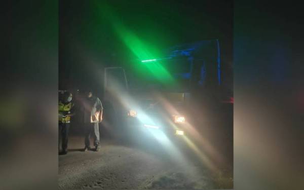 Pegawai JPJ Pahang mengeluarkan saman ke atas pemandu kenderaan perdagangan yang dikesan menggunakan lampu 'strobe light' tanpa kebenaran pada Sabtu. - Foto Facebook JPJ PAHANG