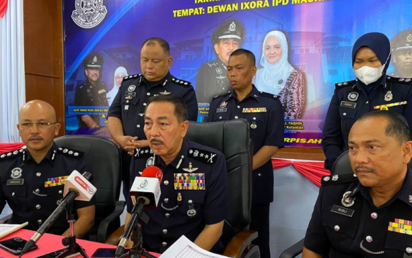 Muhamad Zaki (tengah, duduk) semasa sidang media pada majlis serah terima tugas Ketua Polis Daerah Machang yang baharu di IPD Machang pada Ahad.