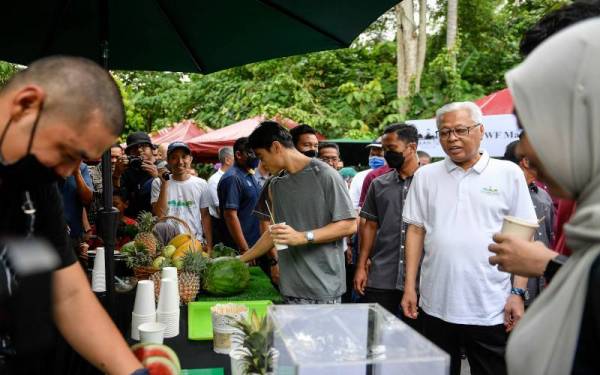 Ismail Sabri melawat gerai jualan pada Sambutan Hari Alam Sekitar Sedunia 2022 di Taman Tugu pada Ahad. - Foto Bernama