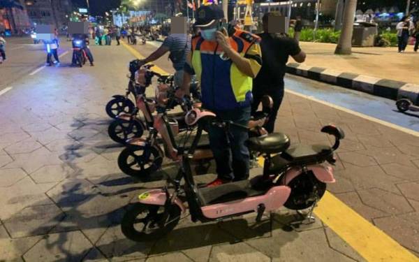 DBKL menyita dua buah skuter elektrik yang digunakan untuk aktiviti tersebut di Dataran Merdeka, di sini tanpa kebenaran pihak tersebut.