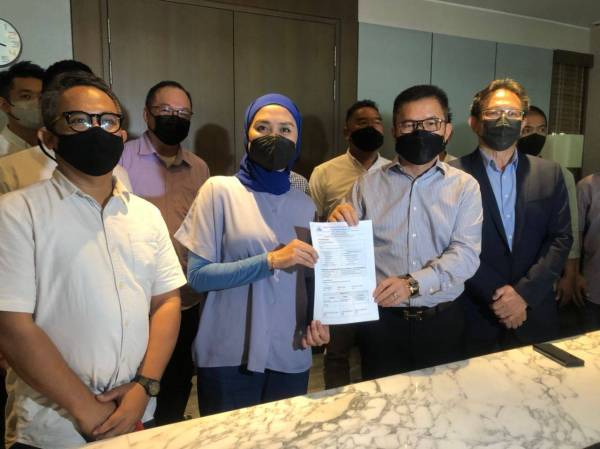 Rina menyerahkan borang keahlian kepada Presiden Parti Harapan Rakyat Sabah Tan Sri Liew Yun Fah dalam majlis sidang akhbar di Kota Kinabalu.