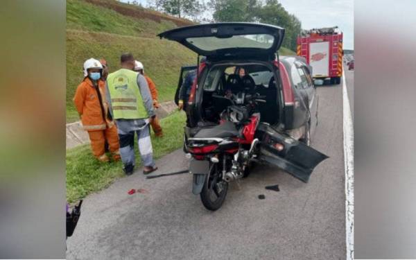 Keadaan motosikal mangsa selepas merempuh sebuah MPV yang berhenti di lorong kecemasan di Kilometer 85.1 Lebuhraya Utara Selatan arah utara pada Ahad.