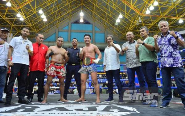 Khausem (lima dari kanan) bersama tali pinggang yang dimenanginya dalam Kejohanan KWP-RXD BULL DBKL Kuda Merah Muaythai Challenge 2022 di Stadium Titiwangsa, Kuala Lumpur, pada Sabtu. Foto SINAR HARIAN/SINAR HARIAN MOHD HALIM AB