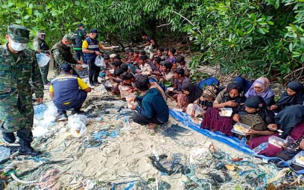 Pihak berkuasa memberikan makanan dan minuman kepada Rohingya yang ditemui di sebuah pulau di wilayah selatan Satun di Thailand. - Foto Bernama