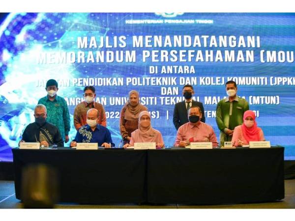 Prof Dato' Ts Dr Yuserrie Zainuddin (kiri) bersama Naib Canselor MTUN menandatangani memorandum persefahaman disaksikan Menteri Pengajian Tinggi, Datuk Seri Dr. Noraini Ahmad di Hotel Tenera, Bangi baru-baru.