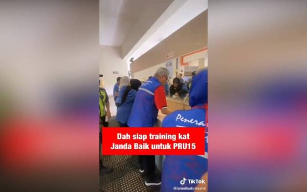 Kelihatan Ismail Sabri (dua dari kanan) memakai 'vest' Penerangan PRU15 dalam video tular berdurasi 15 saat itu.