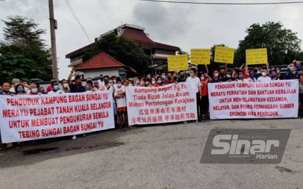 Penduduk di Bagan Sungai Yu berkumpul di hadapan PDT Kuala Selangor di sini bagi menuntut kerajaan negeri Selangor mewartakan rizab jalan kampung berkenaan. 