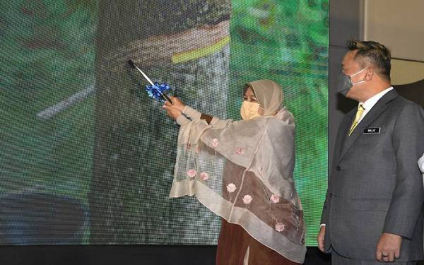 Zuraida (kiri) menyempurnakan Majlis Pelancaran MRC Global Funding For Rubber Innovation pada Selasa. - Foto Bernama