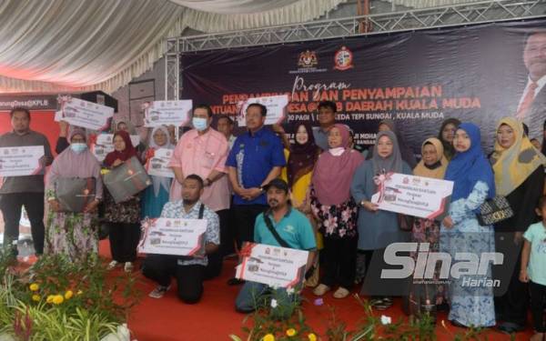 Antara penerima bantuan sempena Program Pendampingan dan Penyampaian Bantuan WarungDesa@KPLB Daerah Kuala Muda pada Selasa.