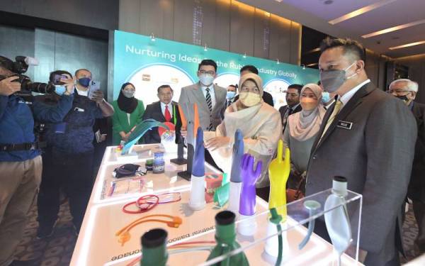 Menteri Perusahaan Perladangan dan Komoditi Datuk Zuraida Kamaruddin melawat pameran produk getah selepas merasmikan Majlis Pelancaran MRC Global Funding For Rubber Innovation, pada Selasa.- Foto Bernama
