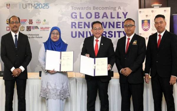 Dr Roziah (dua, kiri) bersama Irmohizam Ibrahim (tengah) bergambar selepas Majlis Menandatangani Dokumen Persefahaman di antara MGJA bersama FSR di Bangunan Canselori UiTM Shah Alam pada Selasa. - Foto Bernama