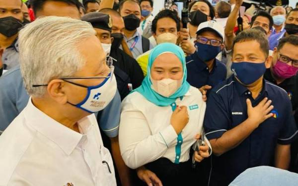 Baidzawi (kanan) bersama Perdana Menteri, Datuk Seri Ismail Sabri Yaakob (kiri) ketika program Jelajah Aspirasi Keluarga Malaysia di Kompleks Sukan Negeri Terengganu di Kuala Nerus, baru-baru ini.