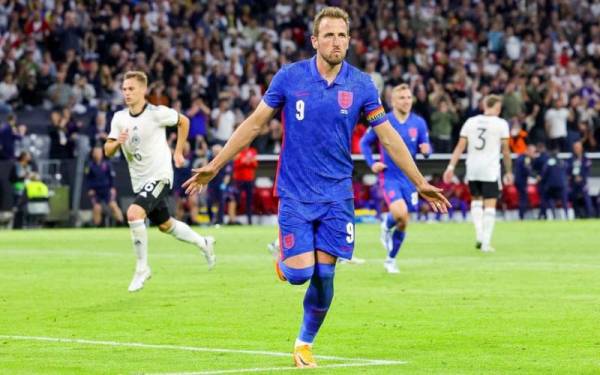 Kane meraikan jaringannya ketika membantu England mengikat Jerman di Allianz Arena awal pagi tadi.