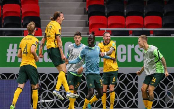 Pemain Australia meraikan kejayaan mereka membenam UAE di Ahmad Ali Stadium awal pagi Rabu.