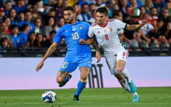 Pemain Itali, Lorenzo Pellegrini (kiri) cuba melepasi halangan daripada pemain pertahanan Hungary, Adam Nagy pada aksi Liga Negara-Negara UEFA di Stadium Dino Manuzzi pada Rabu. - Foto EPA