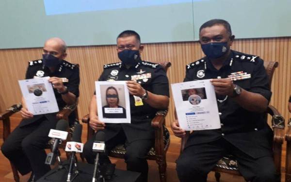 Kamarul Zaman (tengah) menunjukkan suspek wanita yang terlibat dalam 10 kes memperdaya pengantin, selepas sidang akhbar di IPK Johor, Johor Bahru pada Rabu