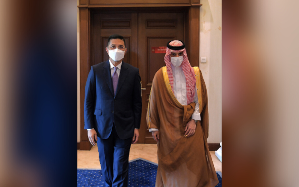 Azmin (kiri) mengiringi Putera Faisal ketika mengadakan pertemuan dengan Menteri Luar Arab Saudi itu di Bangunan Perdana Putra pada Rabu. - Foto Bernama