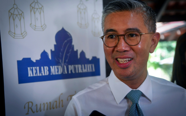 Tengku Zafrul bercakap kepada media semasa hadir pada majlis Rumah Terbuka Kelab Media Putrajaya Terlajak Raya pada Rabu. - Foto Bernama