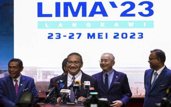 Hishammuddin (tengah) ketika sidang media pada Majlis Pra-Pelancaran LIMA 2023 di Wisma Pertahanan hari ini. - Foto Bernama