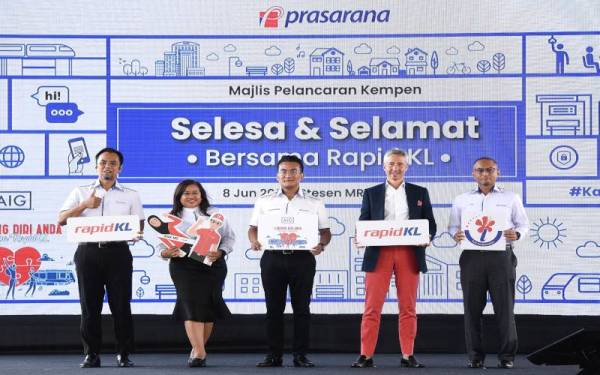 Presiden dan Ketua Pegawai Eksekutif Kumpulan Prasarana Mohd Azharuddin Mat Sah (tengah) dan Ketua Pegawai Eksekutif AIG Malaysia Insurance Berhad Antony Lee (dua, kanan) bergambar bersama ketika Pelancaran Kempen Selesa dan Selamat Bersama Rapid KL di Stesen MRT Kampung Batu, pada Rabu. - Foto Bernama