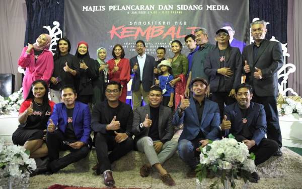 Timbalan Menteri Komunikasi dan Multimedia Datuk Zahidi Zainul Abidin bergambar bersama barisan pelakon selepas merasmikan Majlis Pelancaran dan Sidang Media ‘Bangkitkan Aku Kembali’ yang diterbitkan produksi Simfoni Nusa Sdn. Bhd dan dijangka ditayangkan di stesen Astro First tahun ini. - Foto Bernama
  