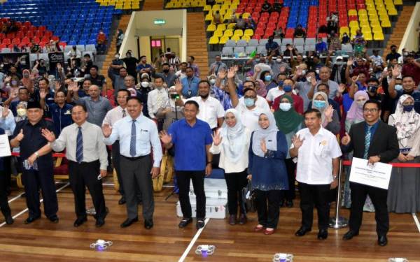  Menteri Sains, Teknologi dan Inovasi Sabah Datuk Yakub Khan (lima, kanan) bersama para wakil terlibat pada Program Jelajah Astronomi Pantai Timur Sabah 2022 di Dewan Masyarakat Tawau, pada Rabu. - Foto Bernama
